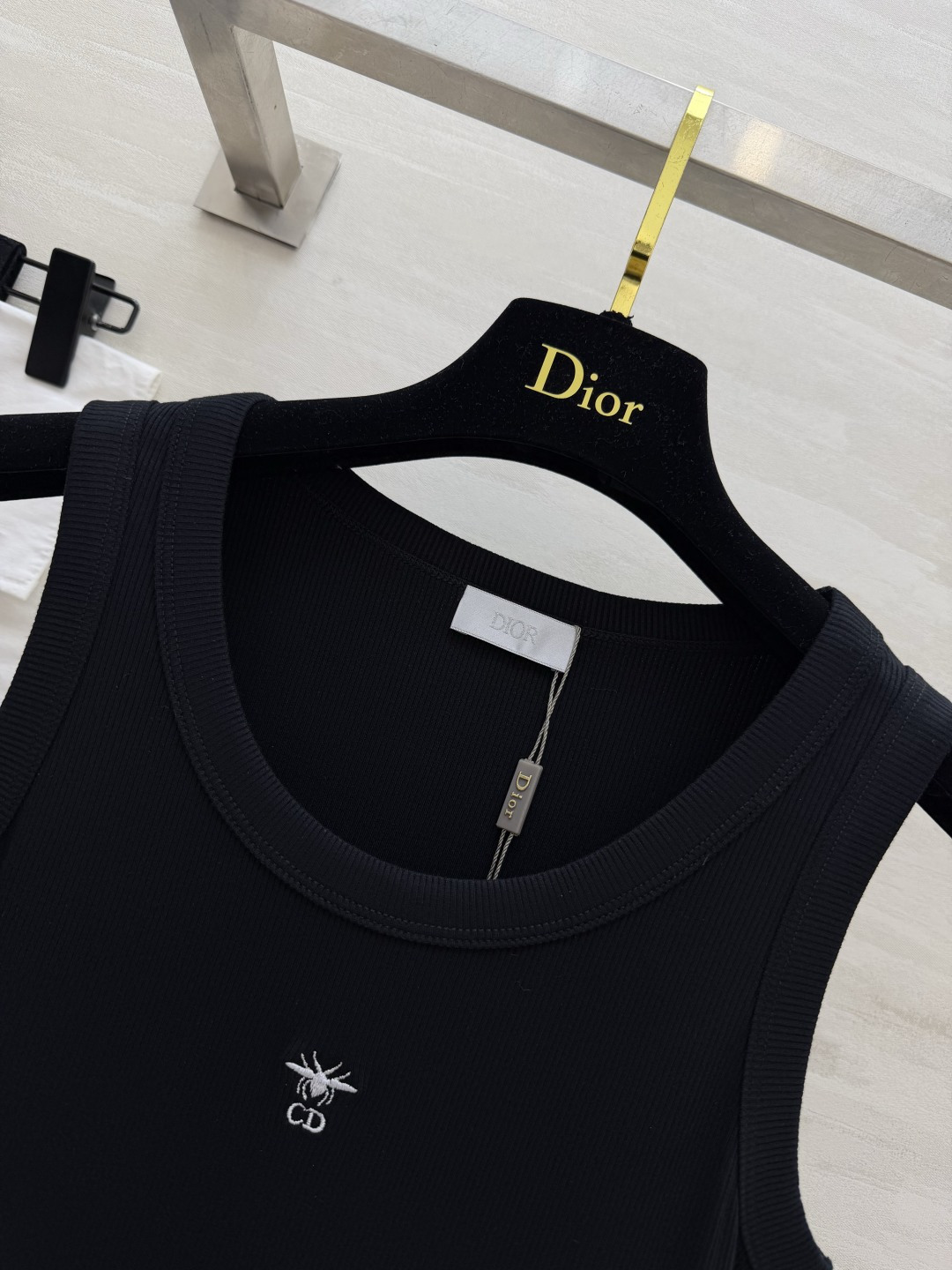 #Dio♡²⁶ss蜜蜂刺绣坑条背心｜衣柜刚需款 把高级感焊在身上的神仙内搭 闭眼入不踩雷💫经典黑白两色 