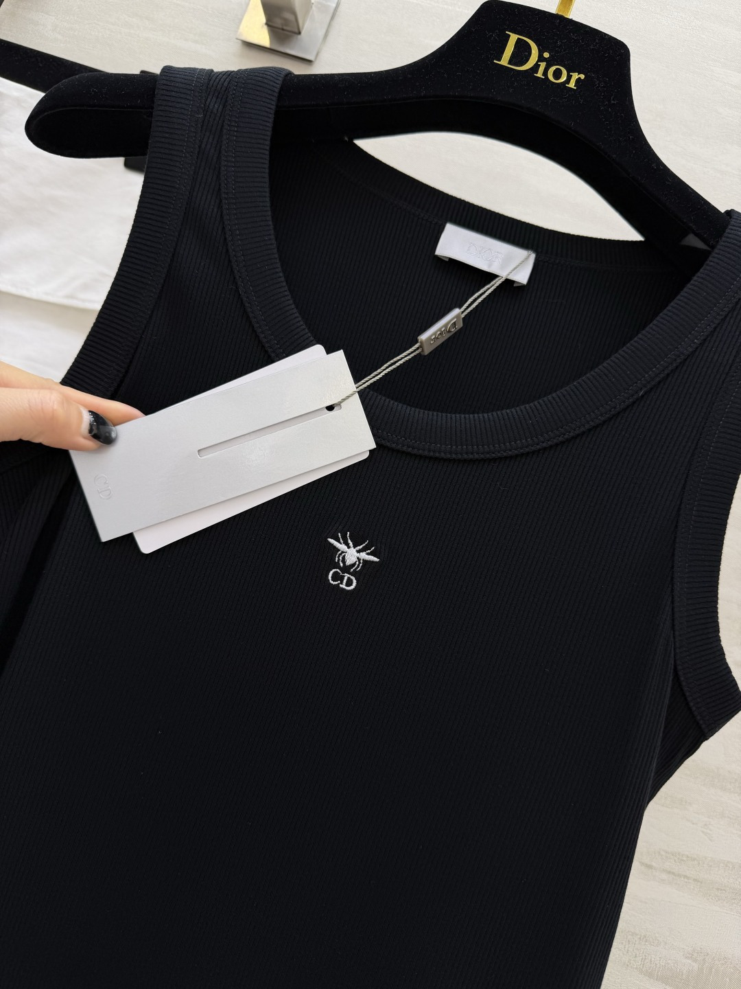 #Dio♡²⁶ss蜜蜂刺绣坑条背心｜衣柜刚需款 把高级感焊在身上的神仙内搭 闭眼入不踩雷💫经典黑白两色 