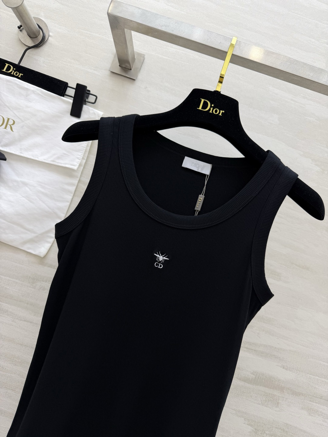 #Dio♡²⁶ss蜜蜂刺绣坑条背心｜衣柜刚需款 把高级感焊在身上的神仙内搭 闭眼入不踩雷💫经典黑白两色 