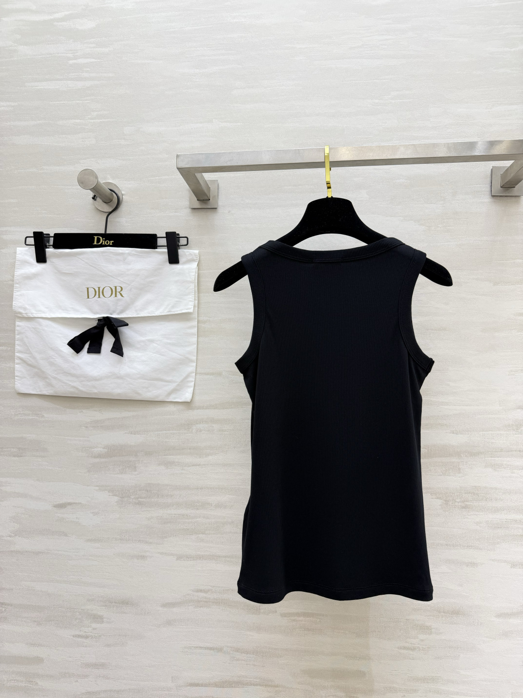 #Dio♡²⁶ss蜜蜂刺绣坑条背心｜衣柜刚需款 把高级感焊在身上的神仙内搭 闭眼入不踩雷💫经典黑白两色 