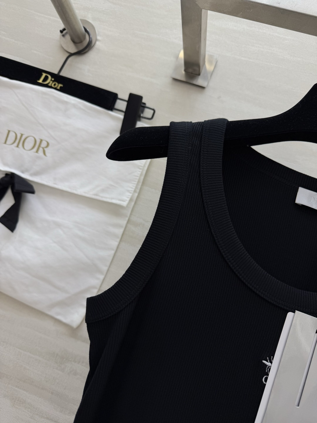 #Dio♡²⁶ss蜜蜂刺绣坑条背心｜衣柜刚需款 把高级感焊在身上的神仙内搭 闭眼入不踩雷💫经典黑白两色 