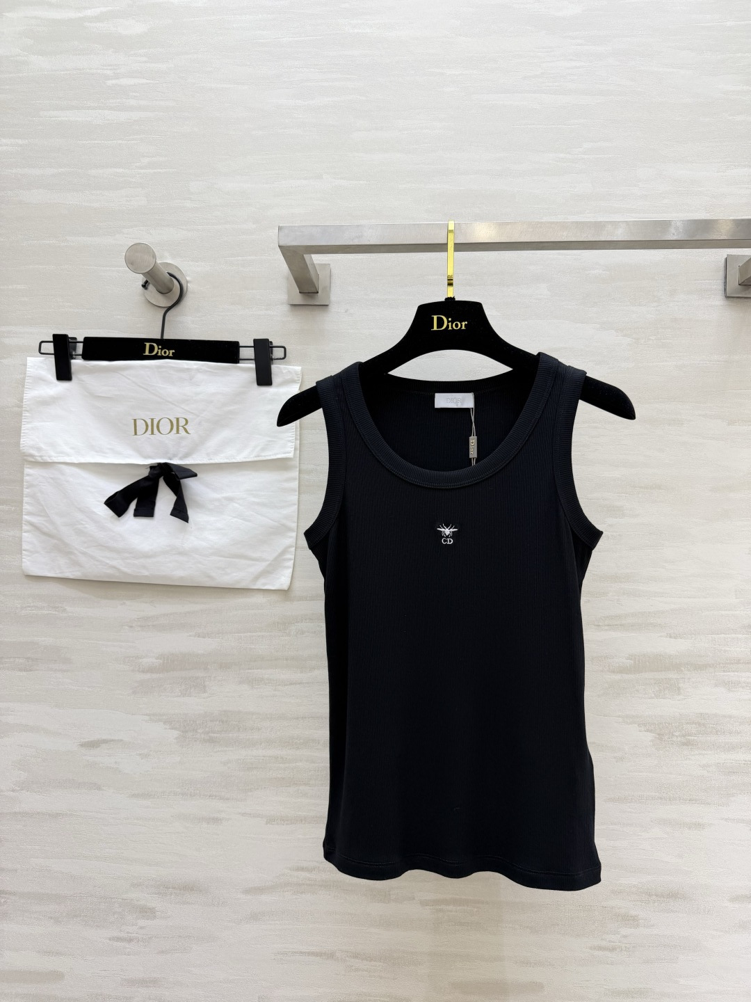 #Dio♡²⁶ss蜜蜂刺绣坑条背心｜衣柜刚需款 把高级感焊在身上的神仙内搭 闭眼入不踩雷💫经典黑白两色 