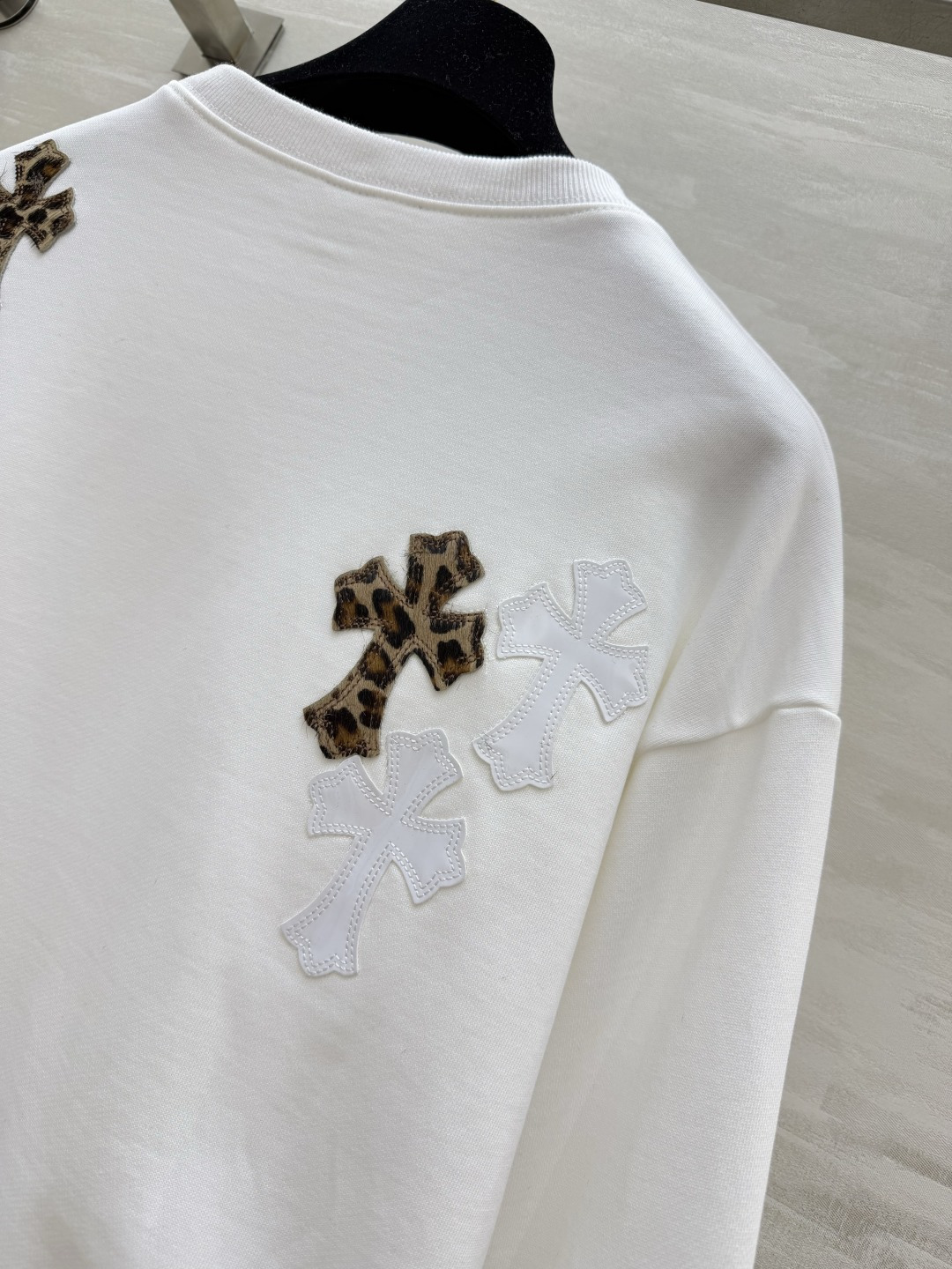 Chrome Hearts²⁶豹纹十字架拼皮卫衣 把美式复古和潮酷感焊在身上了✨经典十字架元素 豹纹撞色