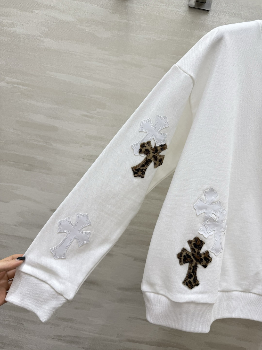 Chrome Hearts²⁶豹纹十字架拼皮卫衣 把美式复古和潮酷感焊在身上了✨经典十字架元素 豹纹撞色