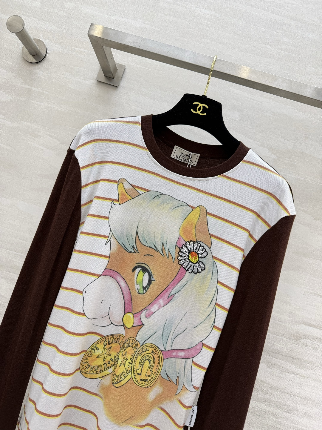 #Hermè♡²⁶卡通小马撞色长袖T恤 把童趣和高级感焊在身上了！奶fufu的条纹底色 深棕撞色袖 可爱