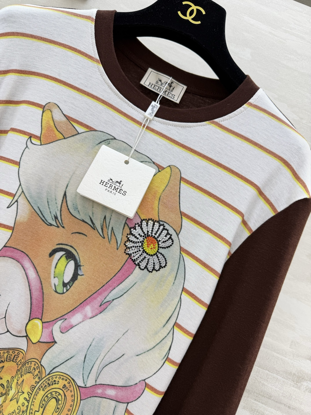 #Hermè♡²⁶卡通小马撞色长袖T恤 把童趣和高级感焊在身上了！奶fufu的条纹底色 深棕撞色袖 可爱