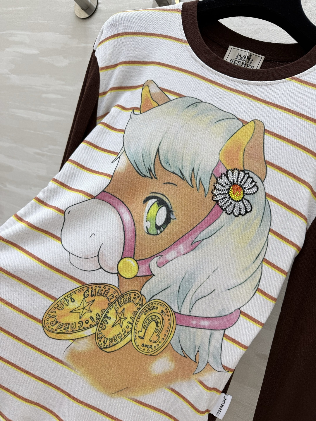 #Hermè♡²⁶卡通小马撞色长袖T恤 把童趣和高级感焊在身上了！奶fufu的条纹底色 深棕撞色袖 可爱
