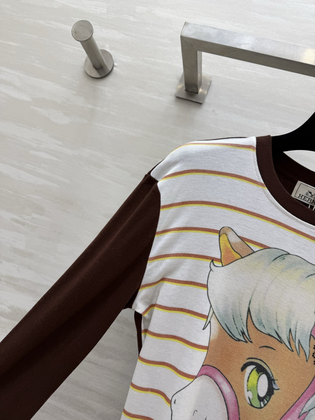 #Hermè♡²⁶卡通小马撞色长袖T恤 把童趣和高级感焊在身上了！奶fufu的条纹底色 深棕撞色袖 可爱