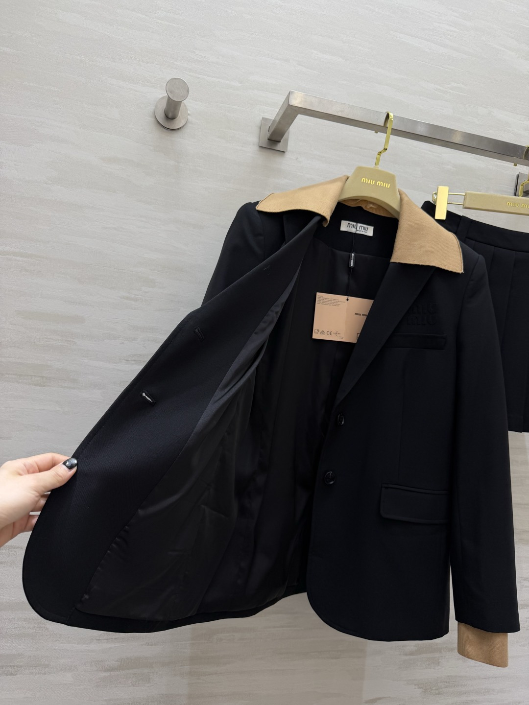 #Miumi♡²⁶甜酷学院风 撞色领西装百褶裙套装｜甜妹本命穿搭 撞色麂皮领 经典黑西装 甜酷感拉满！高