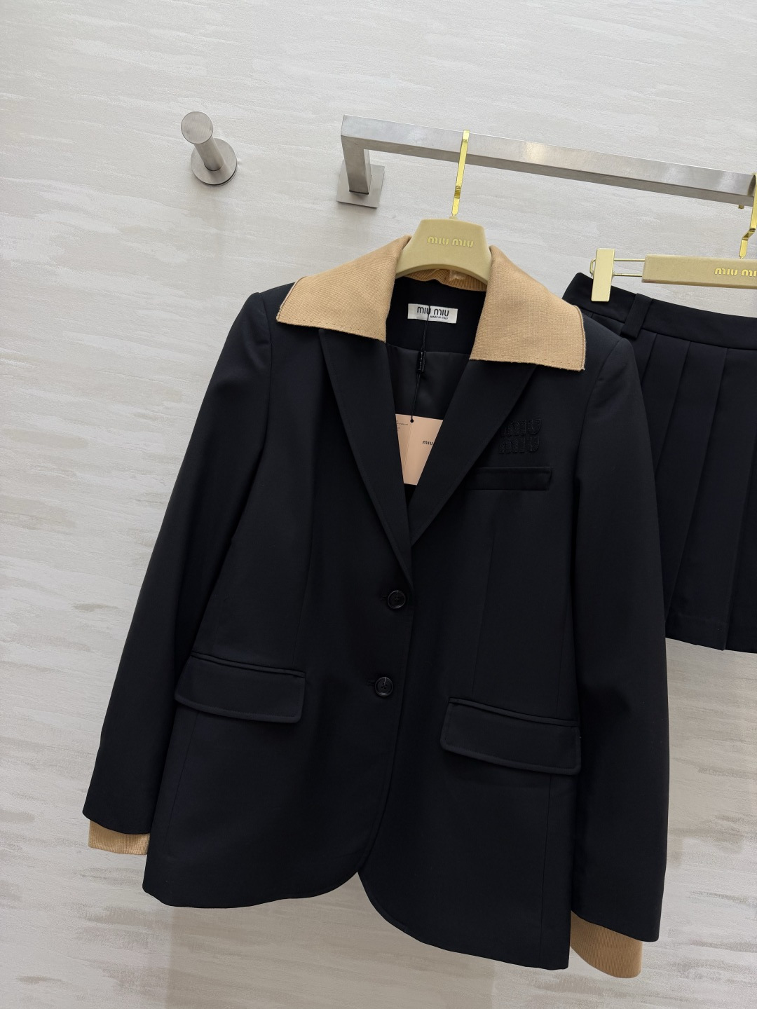 #Miumi♡²⁶甜酷学院风 撞色领西装百褶裙套装｜甜妹本命穿搭 撞色麂皮领 经典黑西装 甜酷感拉满！高