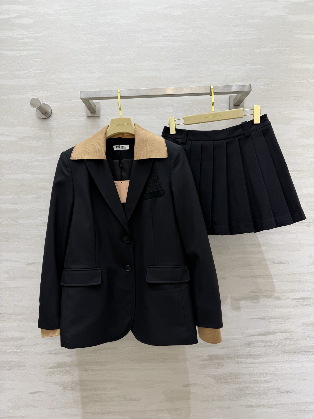 #Miumi♡²⁶甜酷学院风 撞色领西装百褶裙套装｜甜妹本命穿搭 撞色麂皮领 经典黑西装 甜酷感拉满！高