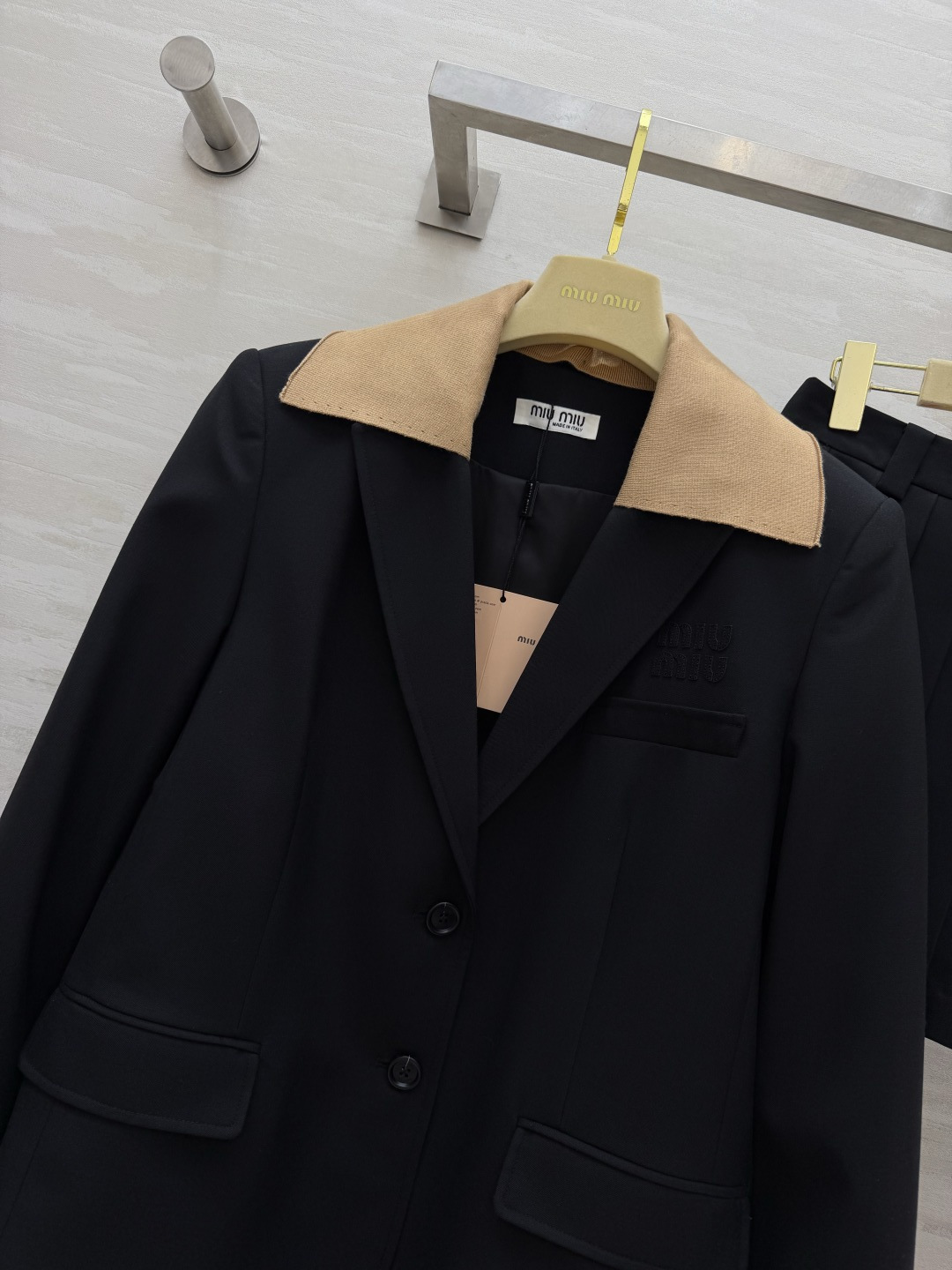 #Miumi♡²⁶甜酷学院风 撞色领西装百褶裙套装｜甜妹本命穿搭 撞色麂皮领 经典黑西装 甜酷感拉满！高