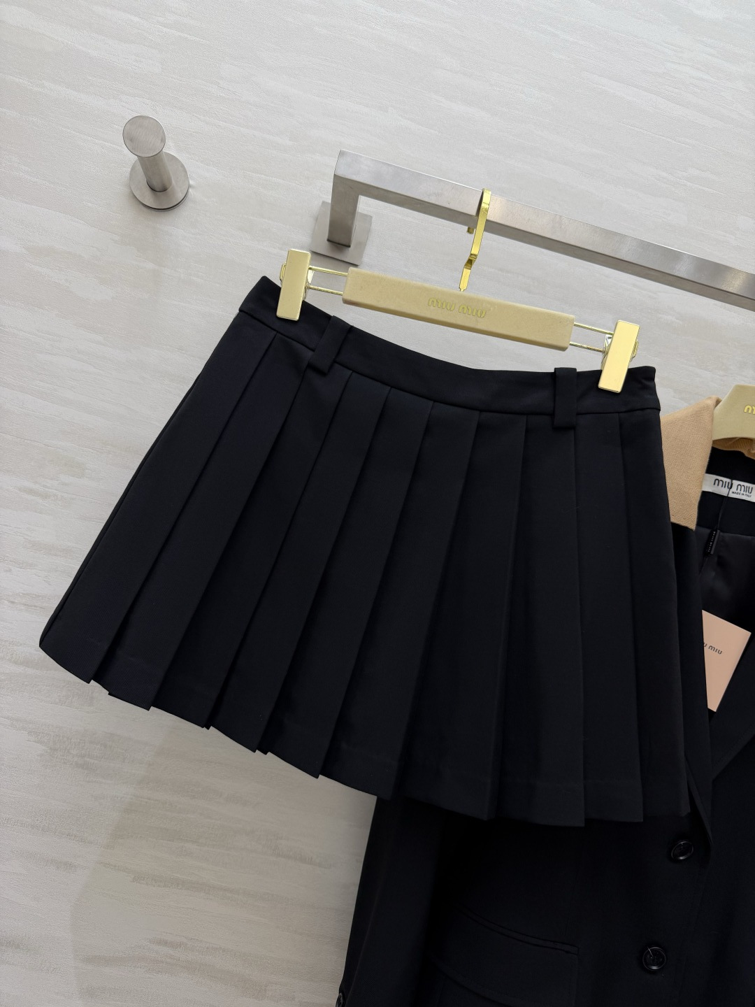 #Miumi♡²⁶甜酷学院风 撞色领西装百褶裙套装｜甜妹本命穿搭 撞色麂皮领 经典黑西装 甜酷感拉满！高