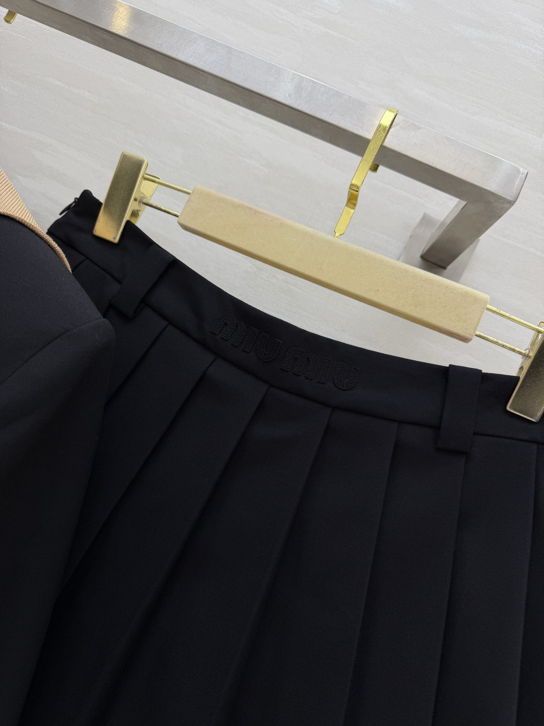 #Miumi♡²⁶甜酷学院风 撞色领西装百褶裙套装｜甜妹本命穿搭 撞色麂皮领 经典黑西装 甜酷感拉满！高