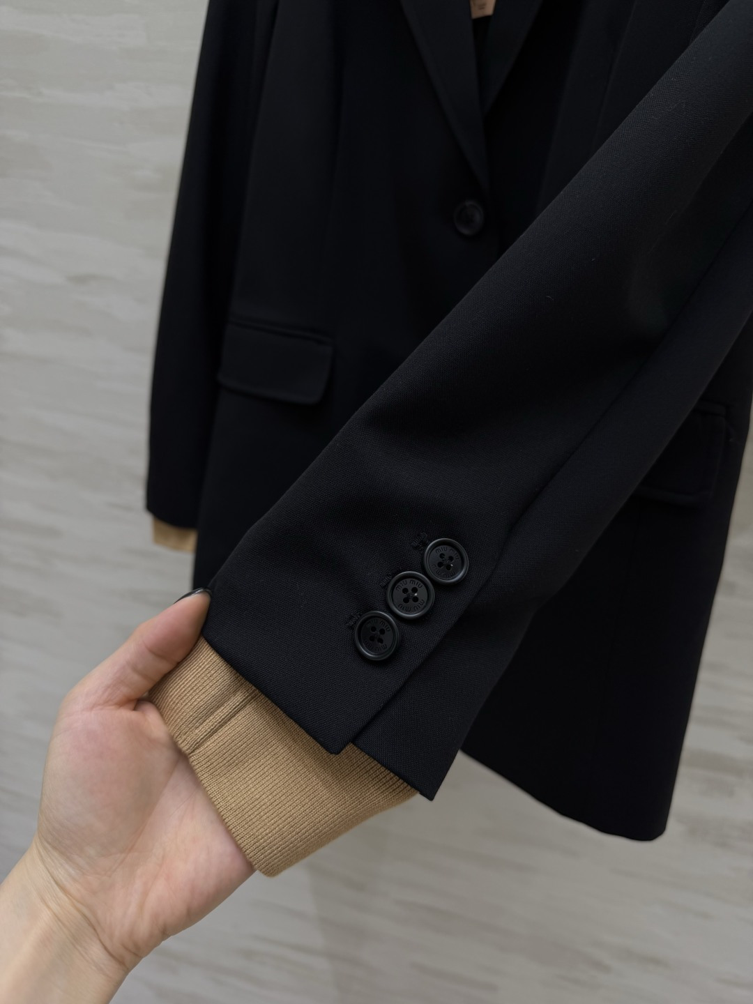 #Miumi♡²⁶甜酷学院风 撞色领西装百褶裙套装｜甜妹本命穿搭 撞色麂皮领 经典黑西装 甜酷感拉满！高