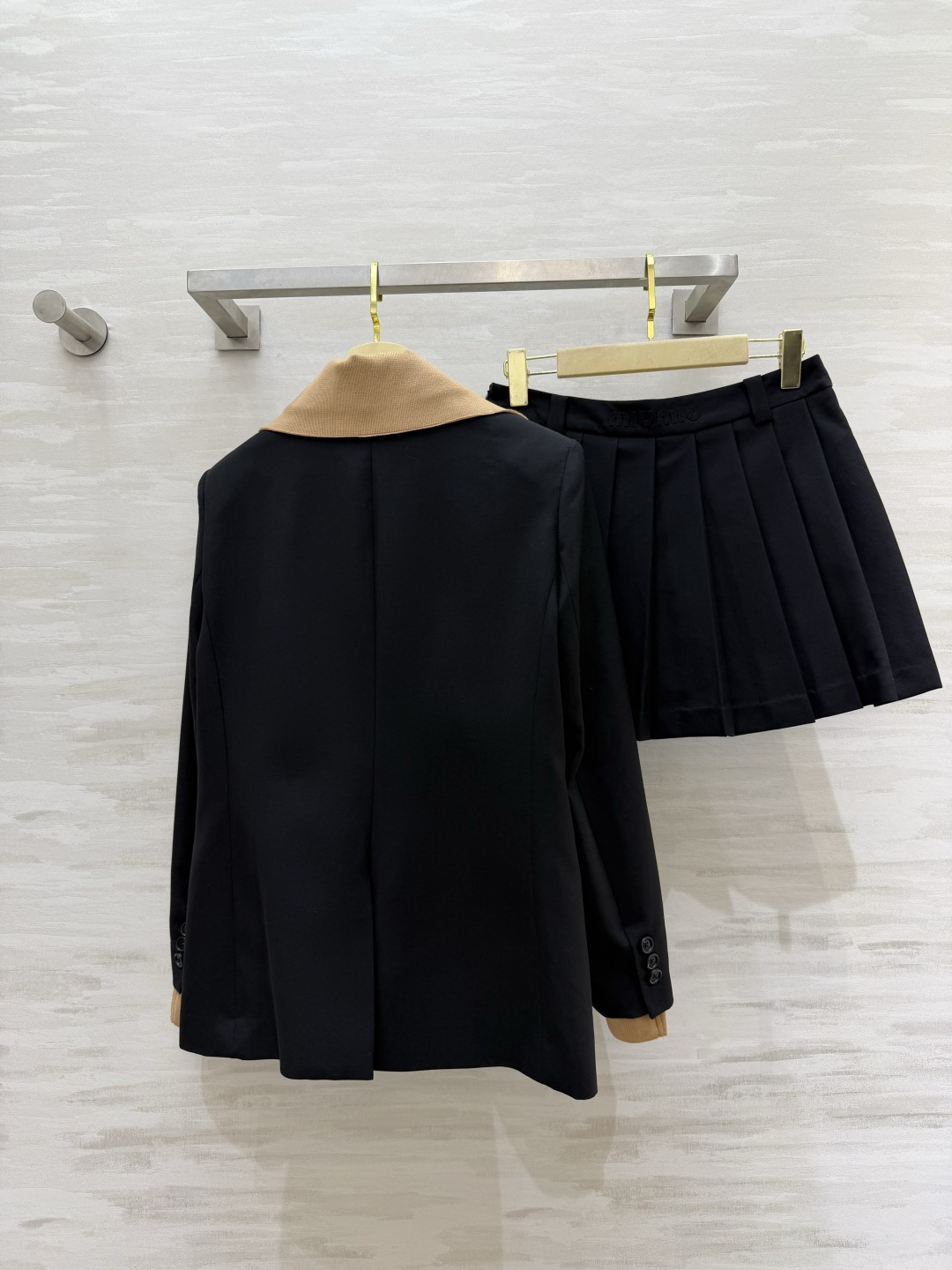 #Miumi♡²⁶甜酷学院风 撞色领西装百褶裙套装｜甜妹本命穿搭 撞色麂皮领 经典黑西装 甜酷感拉满！高