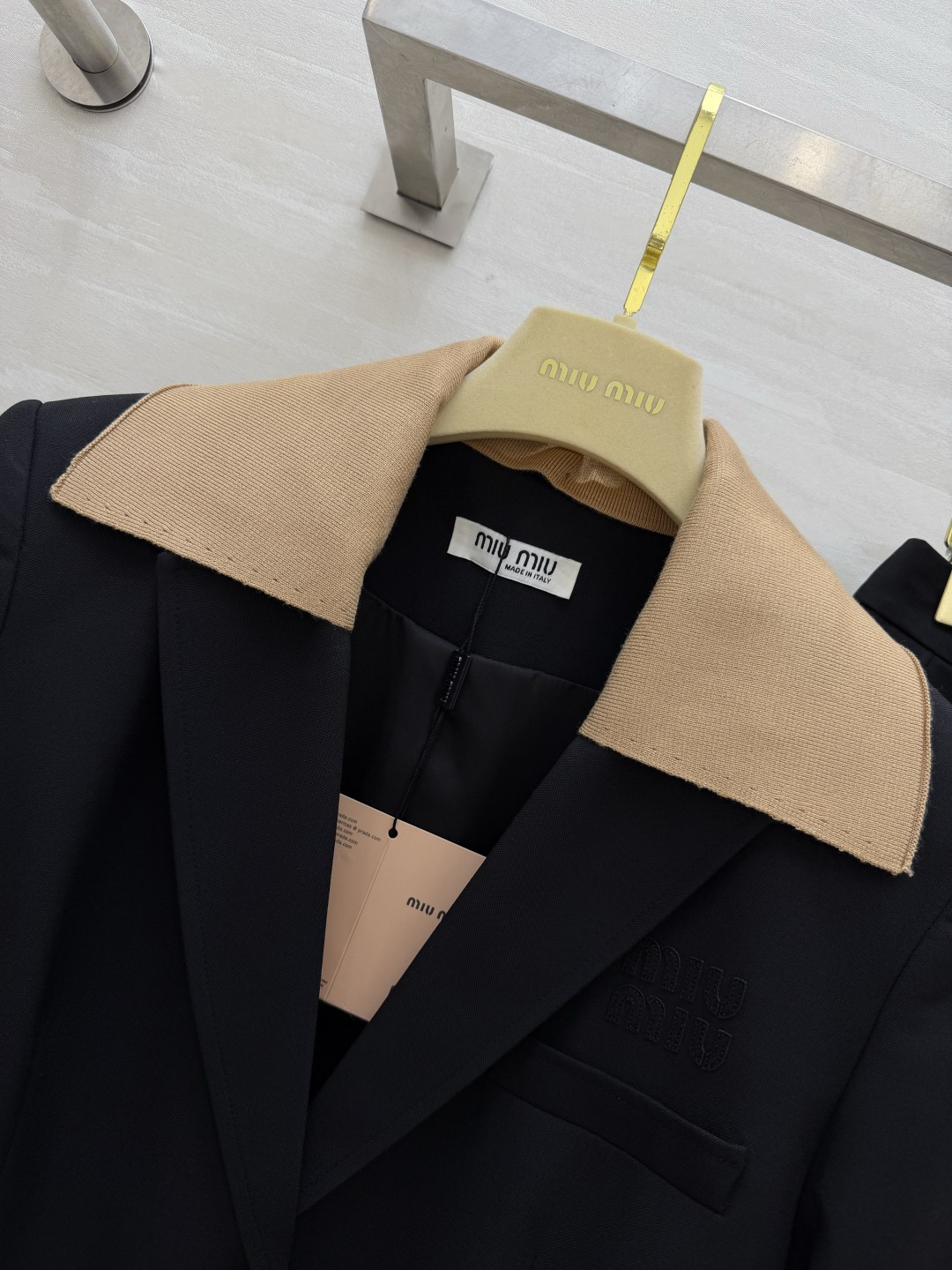 #Miumi♡²⁶甜酷学院风 撞色领西装百褶裙套装｜甜妹本命穿搭 撞色麂皮领 经典黑西装 甜酷感拉满！高