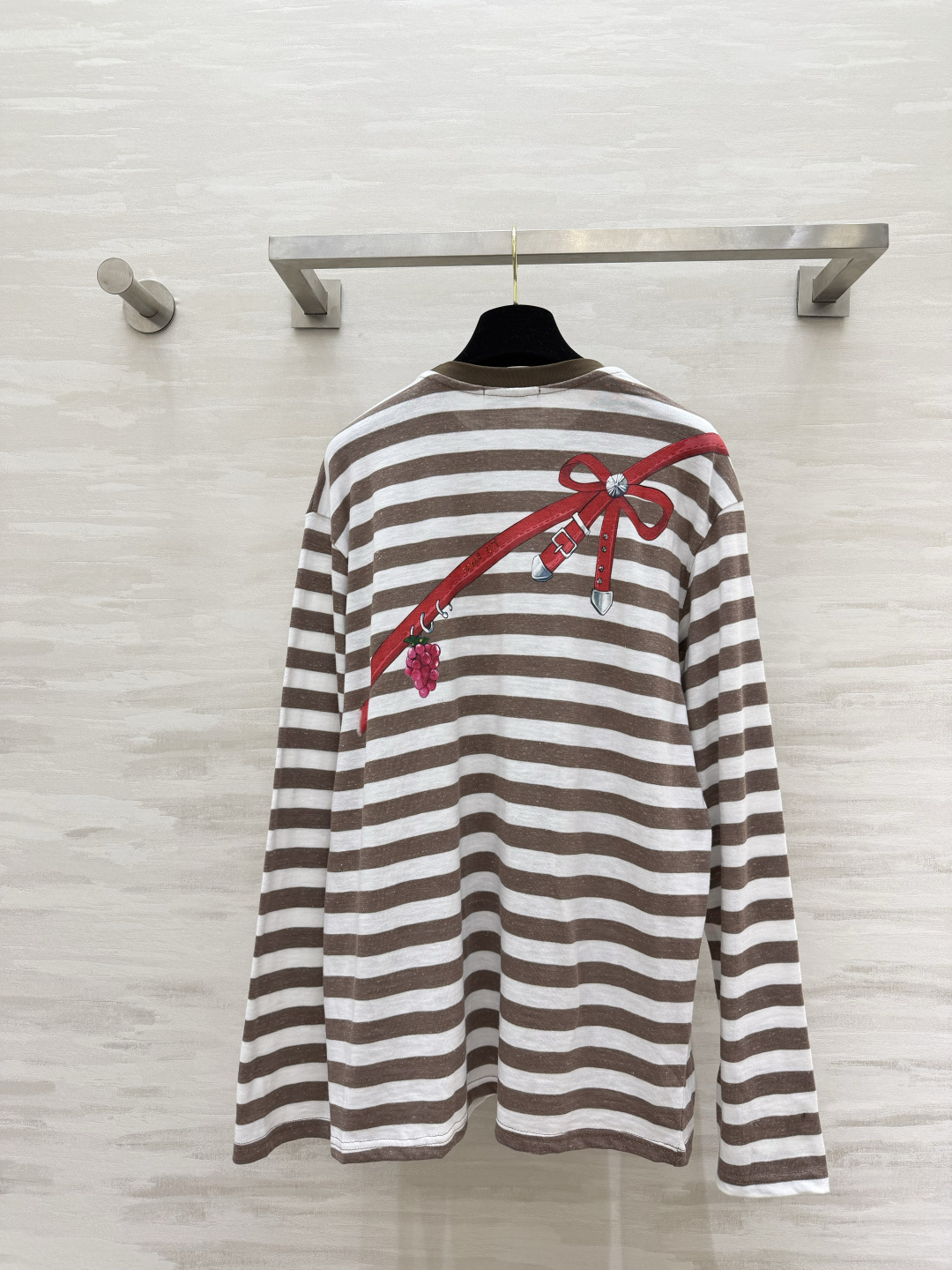 #Herme♡²⁶条纹长袖T ｜把法式慵懒穿在身上 经典棕白条纹自带松弛感 趣味马鞍印花直接把高级感拉满