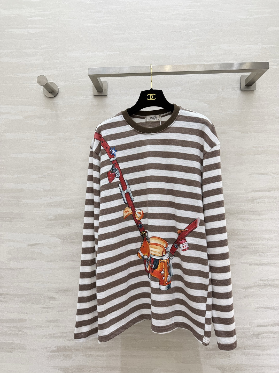 #Herme♡²⁶条纹长袖T ｜把法式慵懒穿在身上 经典棕白条纹自带松弛感 趣味马鞍印花直接把高级感拉满