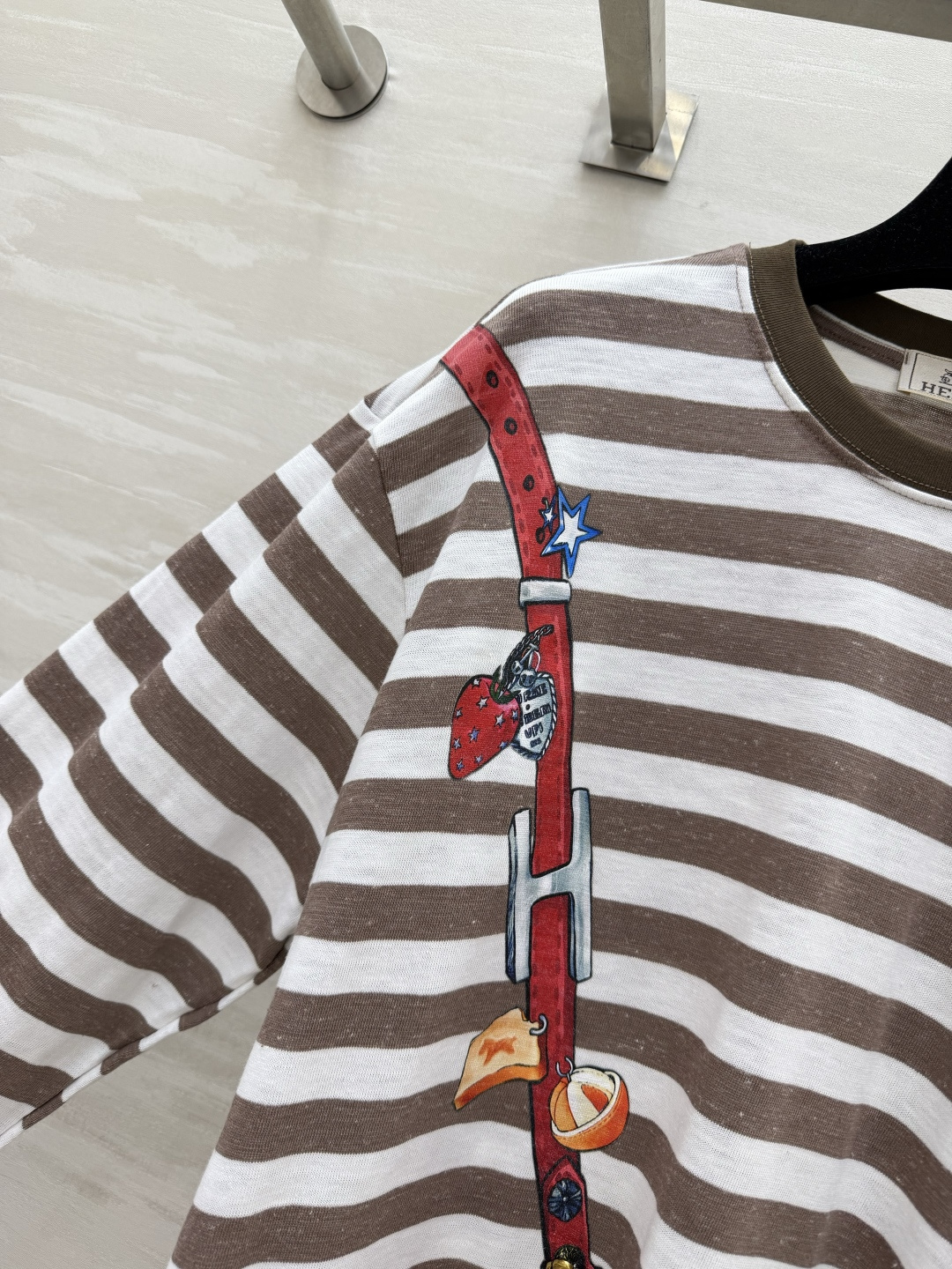 #Herme♡²⁶条纹长袖T ｜把法式慵懒穿在身上 经典棕白条纹自带松弛感 趣味马鞍印花直接把高级感拉满