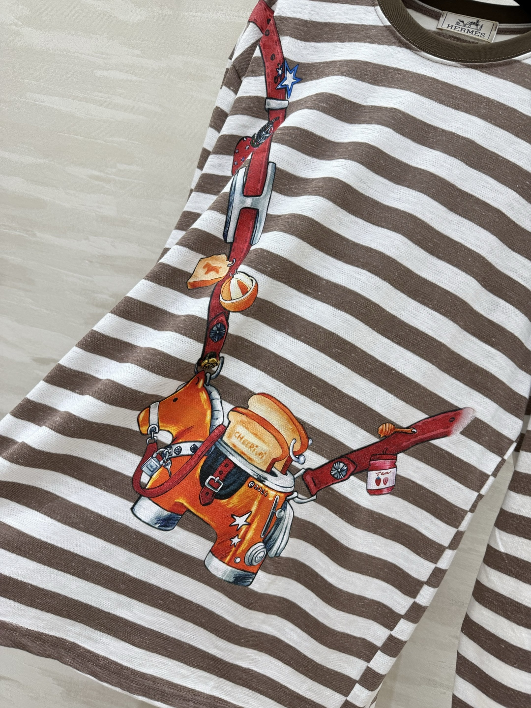 #Herme♡²⁶条纹长袖T ｜把法式慵懒穿在身上 经典棕白条纹自带松弛感 趣味马鞍印花直接把高级感拉满