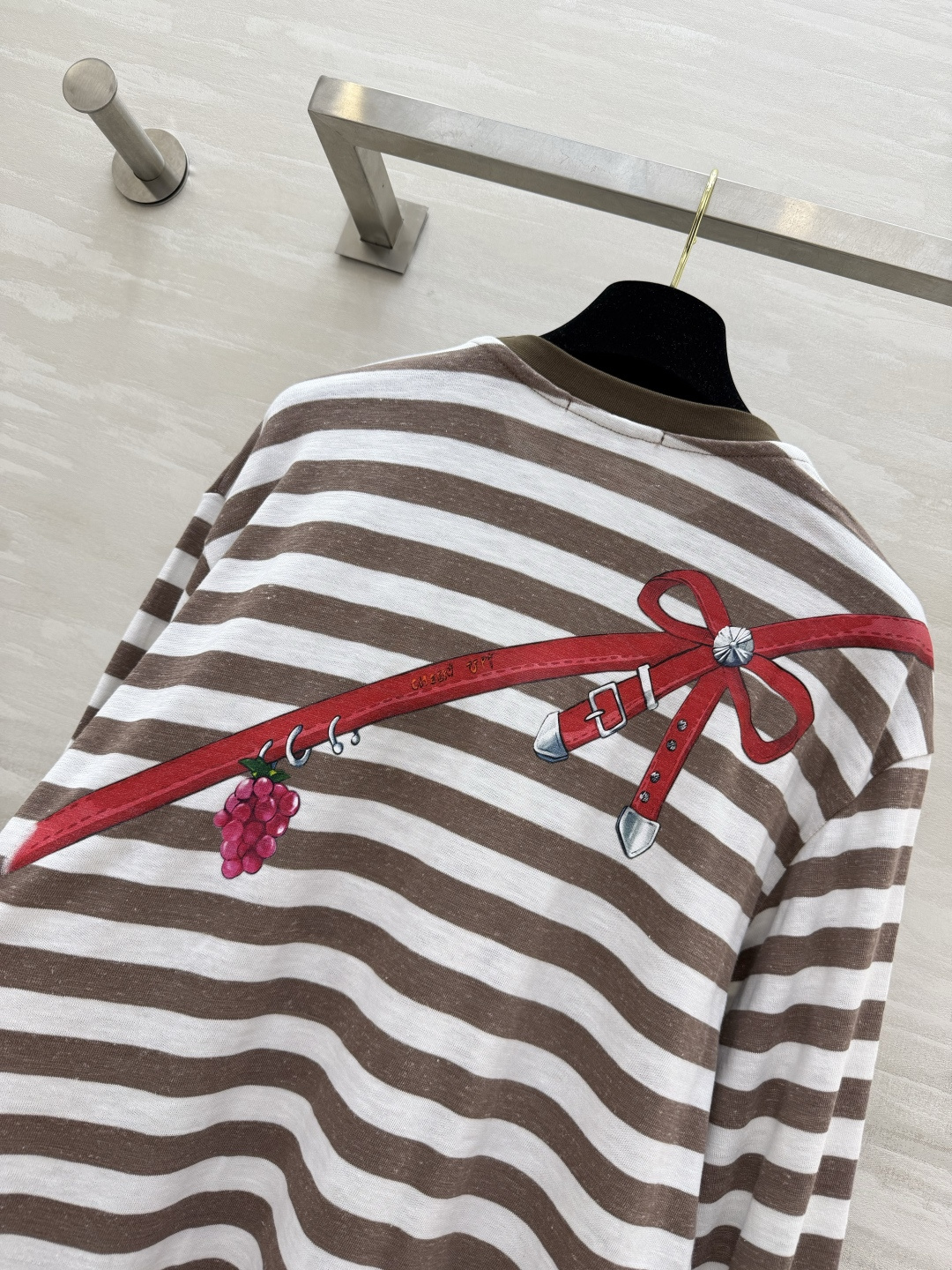 #Herme♡²⁶条纹长袖T ｜把法式慵懒穿在身上 经典棕白条纹自带松弛感 趣味马鞍印花直接把高级感拉满