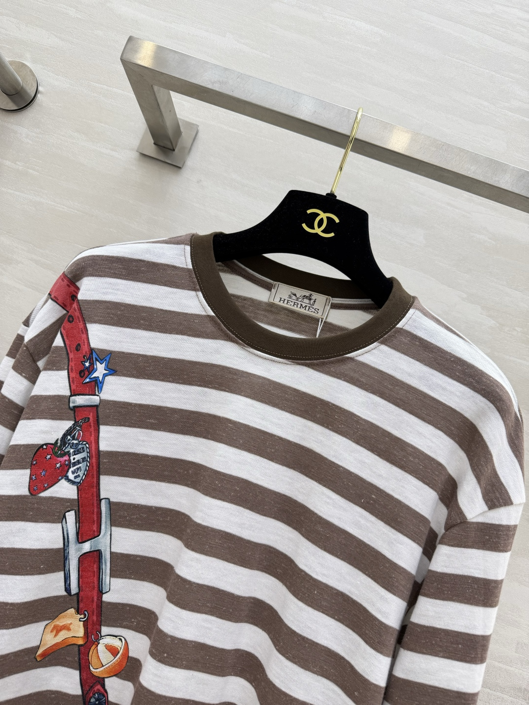 #Herme♡²⁶条纹长袖T ｜把法式慵懒穿在身上 经典棕白条纹自带松弛感 趣味马鞍印花直接把高级感拉满