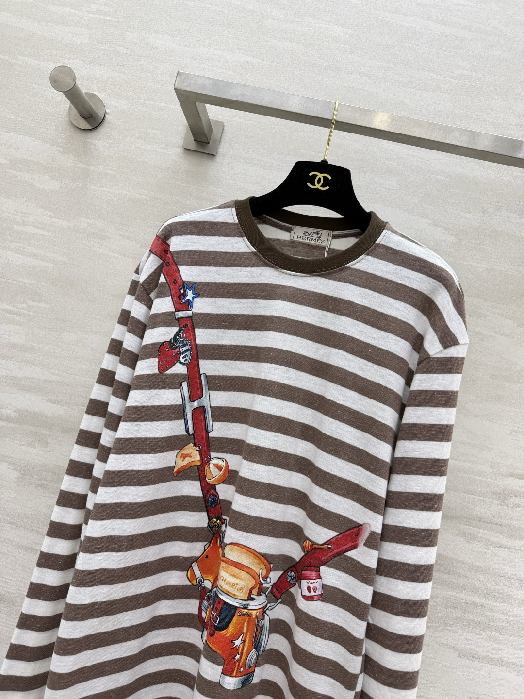 #Herme♡²⁶条纹长袖T ｜把法式慵懒穿在身上 经典棕白条纹自带松弛感 趣味马鞍印花直接把高级感拉满
