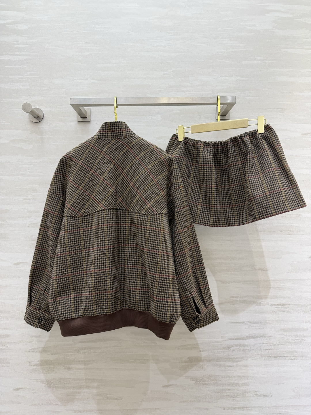 #Miumi♡²⁶复古学院风 格纹套装 经典千鸟格纹 复古棕调 自带老钱风松弛感 甜酷又减龄！立领拉链夹