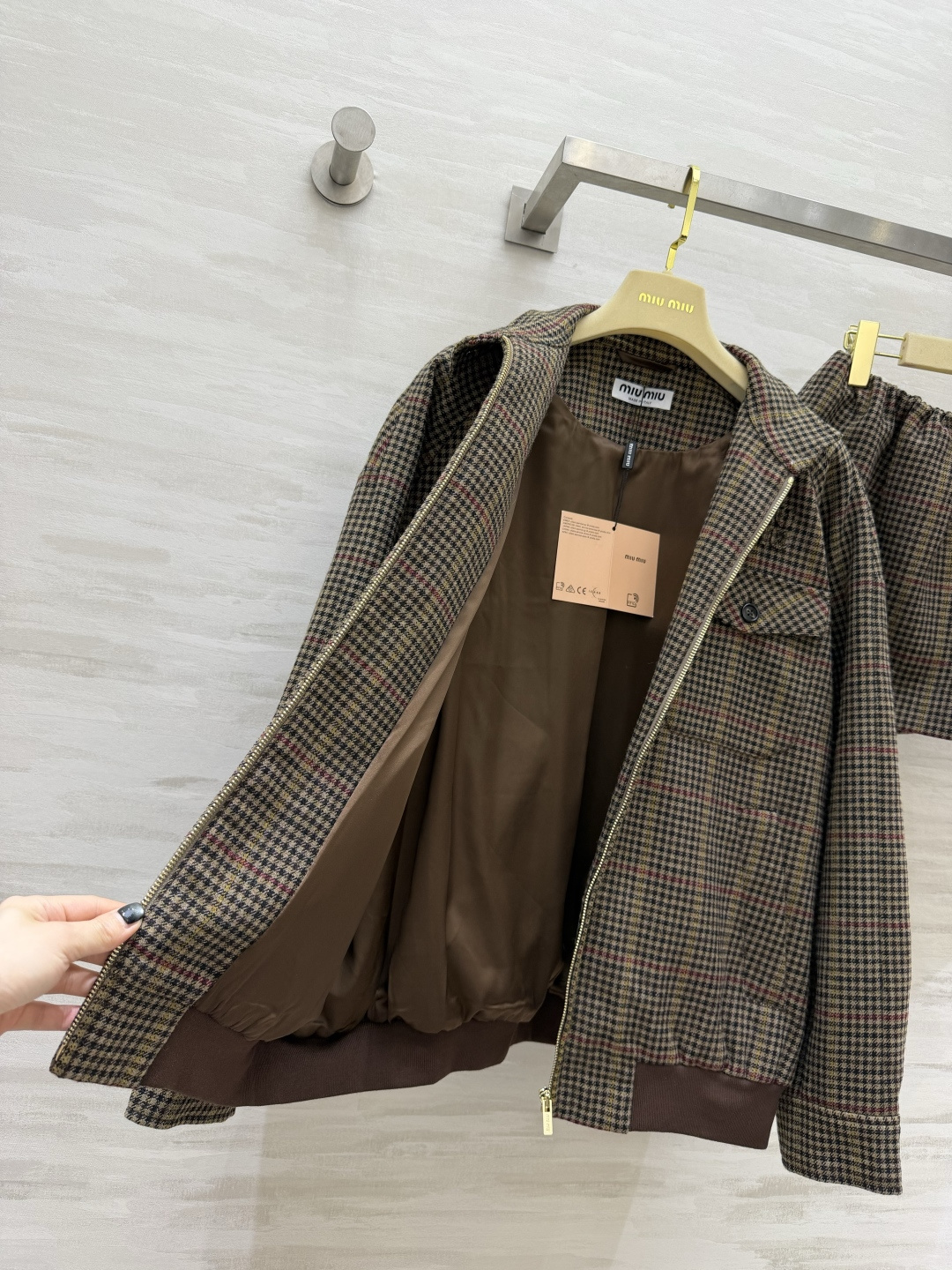 #Miumi♡²⁶复古学院风 格纹套装 经典千鸟格纹 复古棕调 自带老钱风松弛感 甜酷又减龄！立领拉链夹