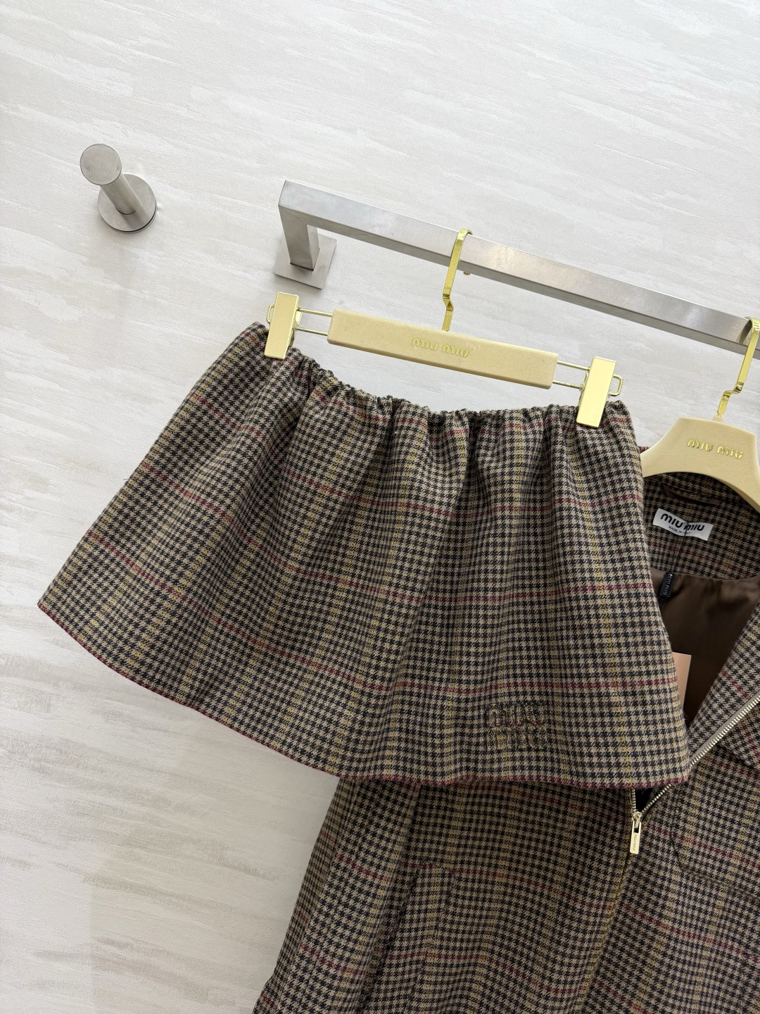#Miumi♡²⁶复古学院风 格纹套装 经典千鸟格纹 复古棕调 自带老钱风松弛感 甜酷又减龄！立领拉链夹