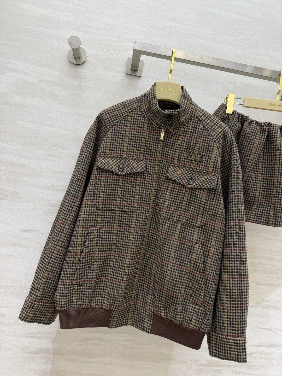 #Miumi♡²⁶复古学院风 格纹套装 经典千鸟格纹 复古棕调 自带老钱风松弛感 甜酷又减龄！立领拉链夹