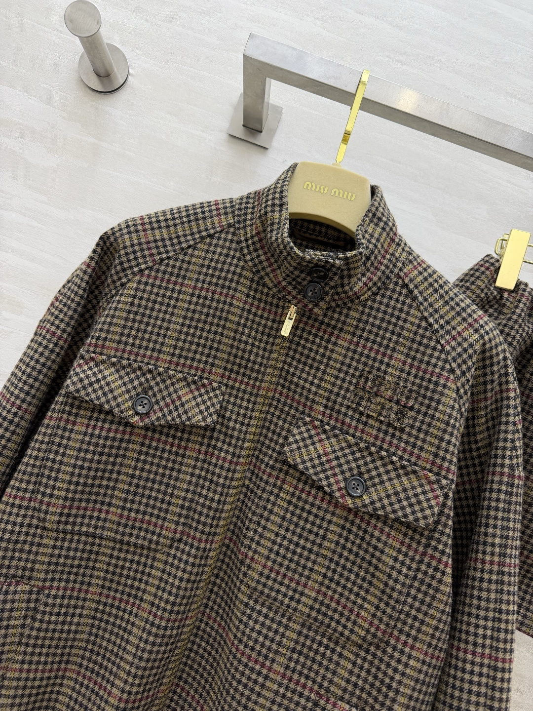 #Miumi♡²⁶复古学院风 格纹套装 经典千鸟格纹 复古棕调 自带老钱风松弛感 甜酷又减龄！立领拉链夹