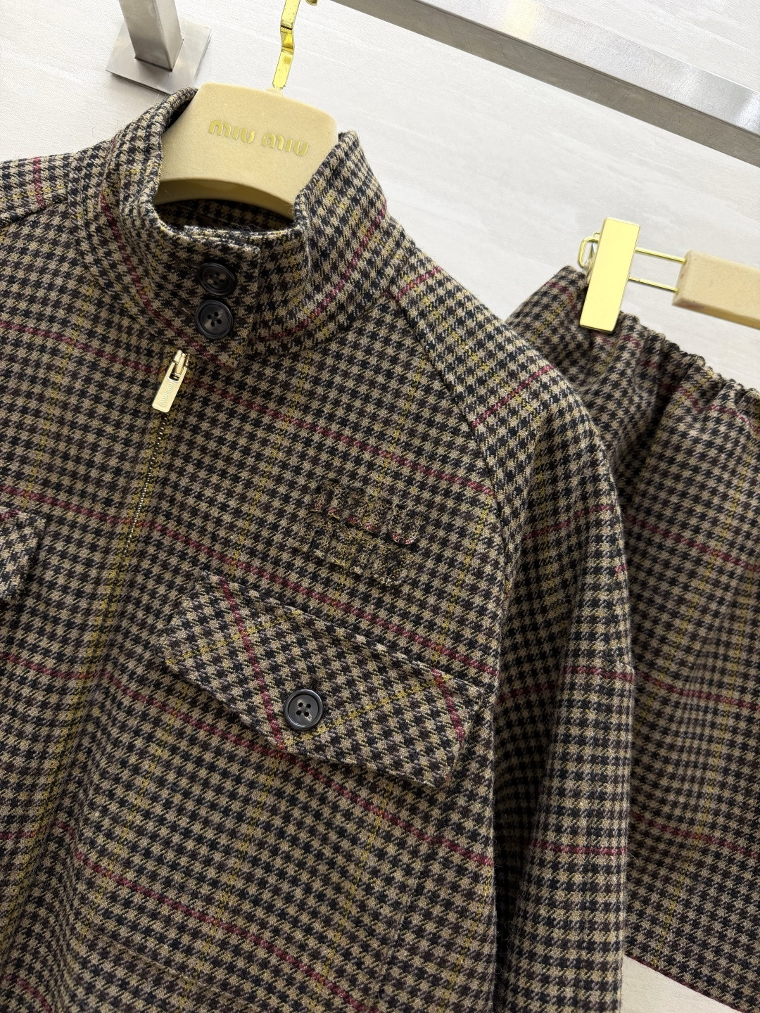 #Miumi♡²⁶复古学院风 格纹套装 经典千鸟格纹 复古棕调 自带老钱风松弛感 甜酷又减龄！立领拉链夹