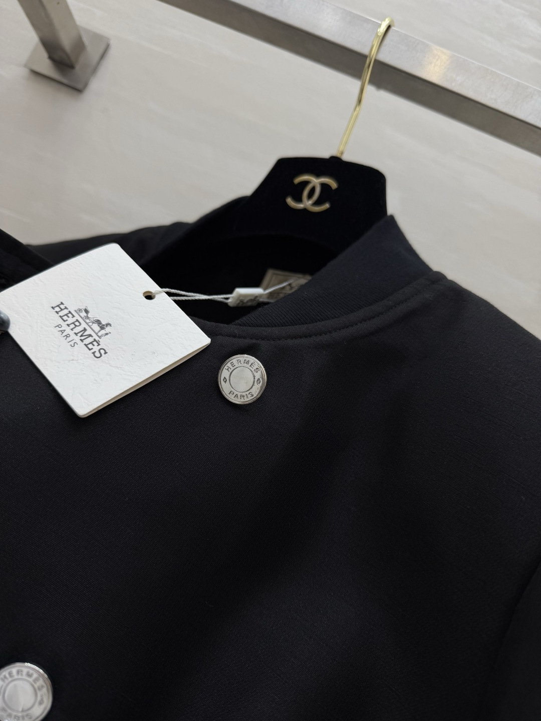 #Herme♡²⁶双排扣外套 直接把贵气感焊在身上✨立领棒球服版型 双排银扣设计 甜酷平衡 利落又显比例