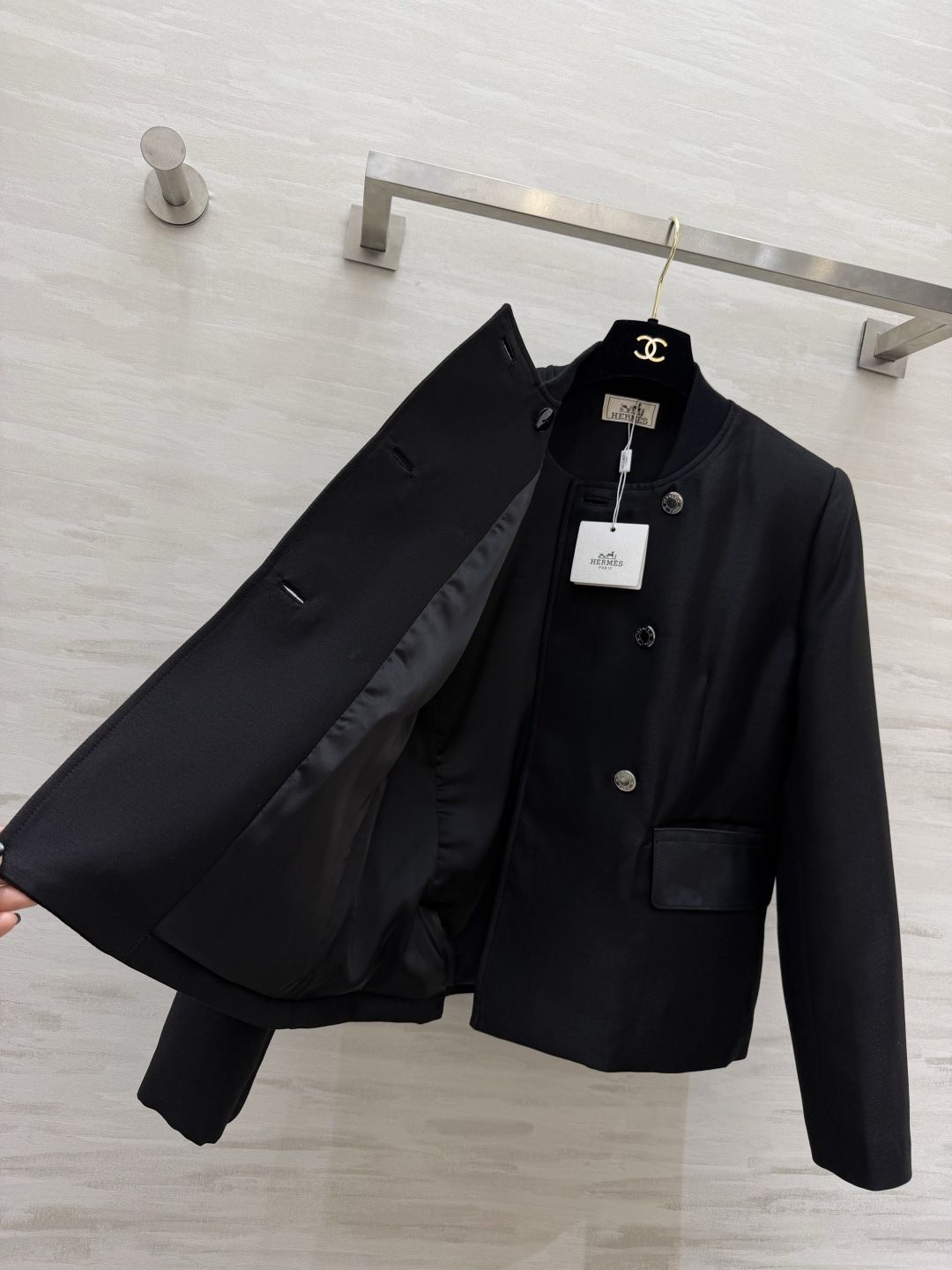 #Herme♡²⁶双排扣外套 直接把贵气感焊在身上✨立领棒球服版型 双排银扣设计 甜酷平衡 利落又显比例