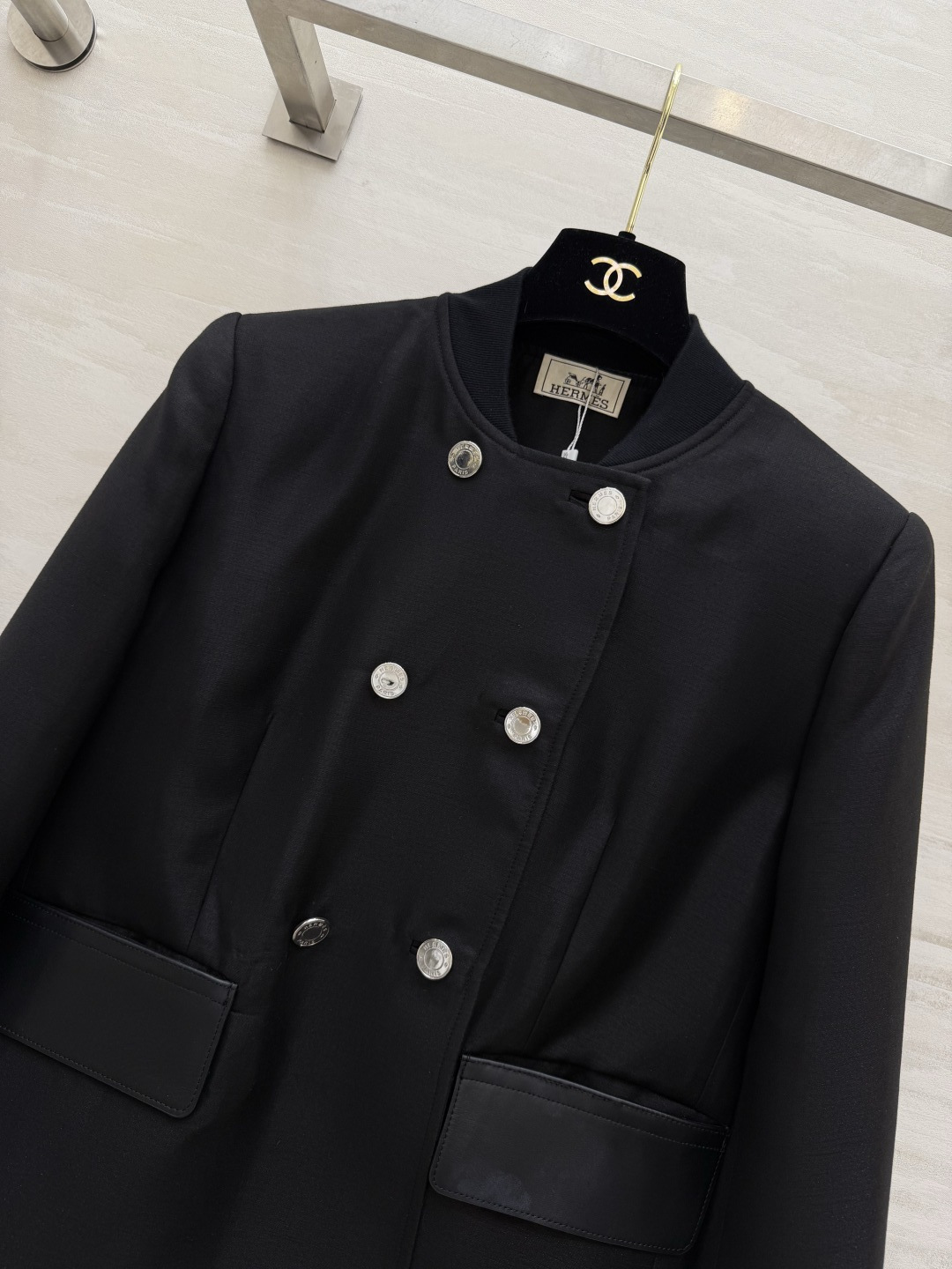 #Herme♡²⁶双排扣外套 直接把贵气感焊在身上✨立领棒球服版型 双排银扣设计 甜酷平衡 利落又显比例