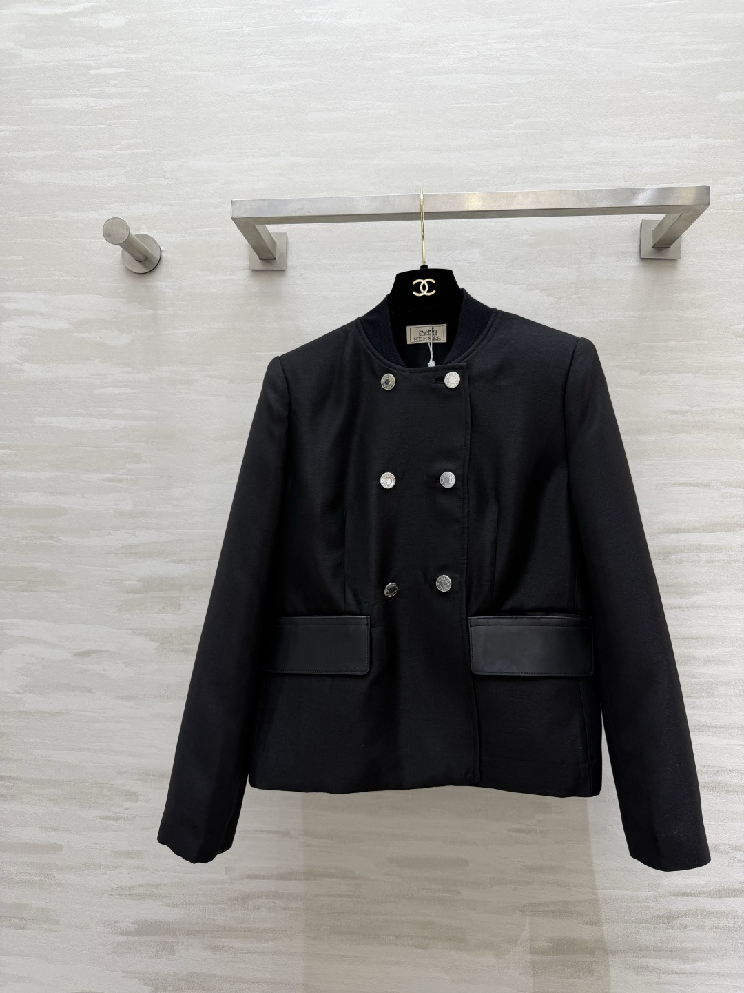 #Herme♡²⁶双排扣外套 直接把贵气感焊在身上✨立领棒球服版型 双排银扣设计 甜酷平衡 利落又显比例