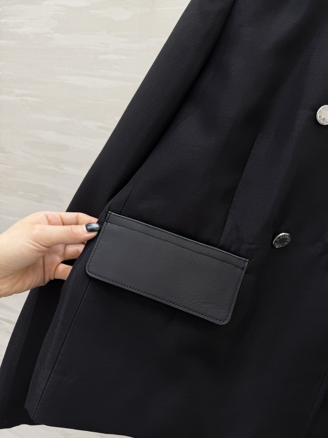 #Herme♡²⁶双排扣外套 直接把贵气感焊在身上✨立领棒球服版型 双排银扣设计 甜酷平衡 利落又显比例