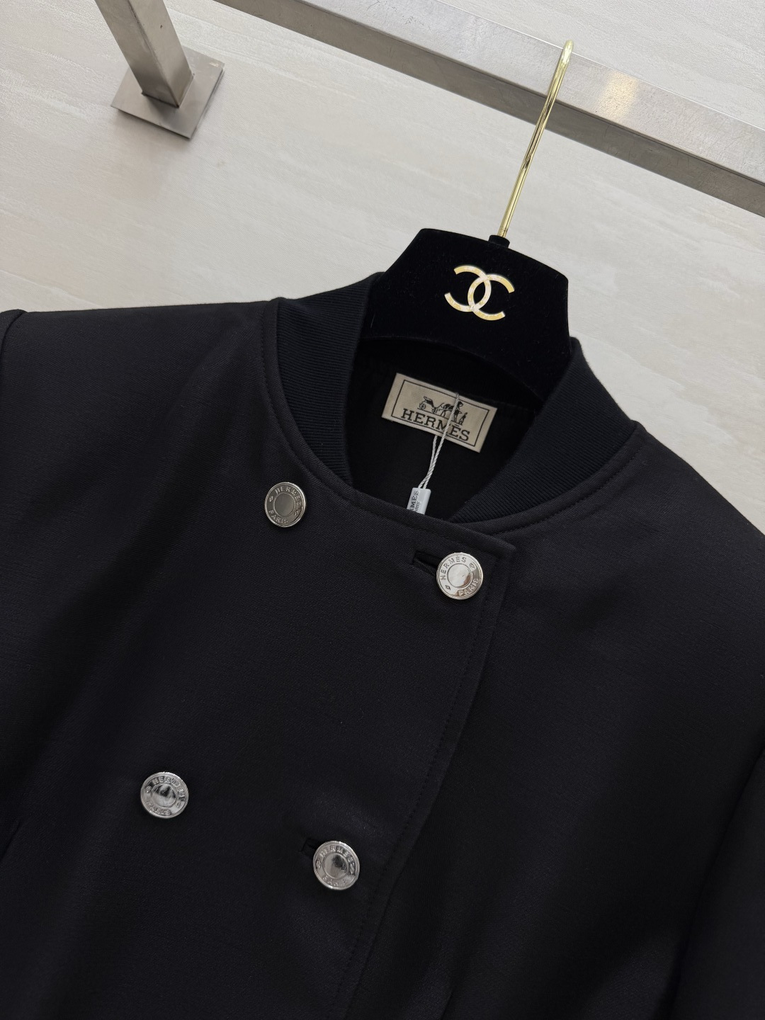 #Herme♡²⁶双排扣外套 直接把贵气感焊在身上✨立领棒球服版型 双排银扣设计 甜酷平衡 利落又显比例