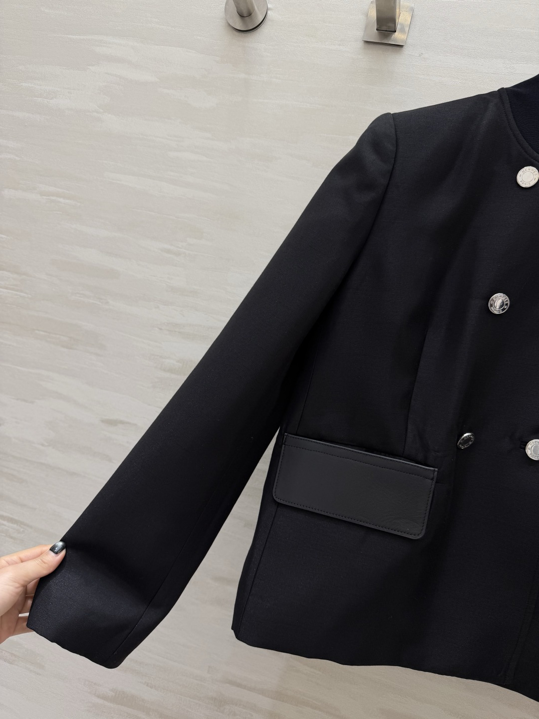 #Herme♡²⁶双排扣外套 直接把贵气感焊在身上✨立领棒球服版型 双排银扣设计 甜酷平衡 利落又显比例