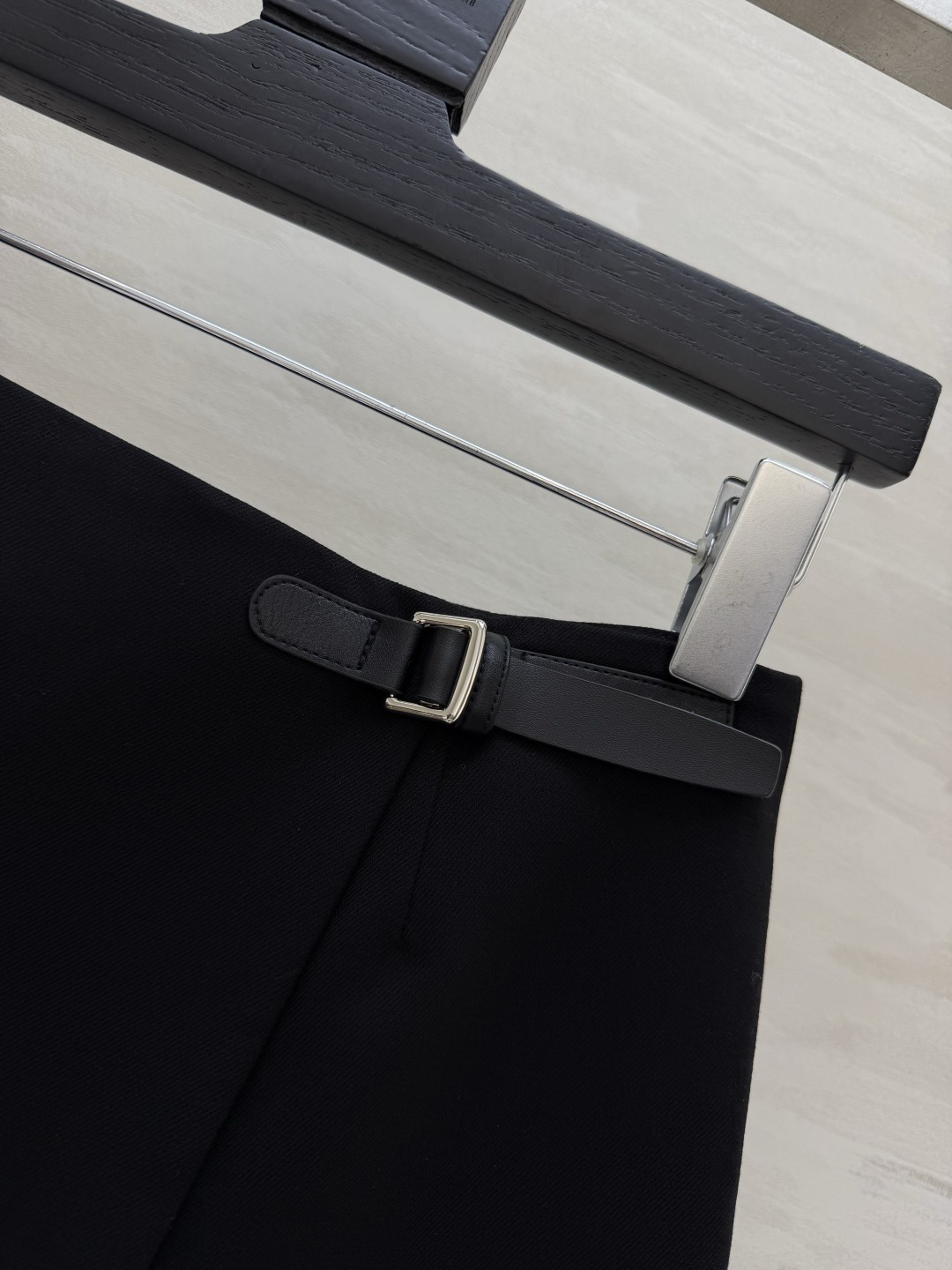 #Herme♡²⁶黑色A字半裙 直接把显瘦焊在身上✨ 利落围裹式剪裁 腰带设计秒提腰线 拉长比例皮质口袋