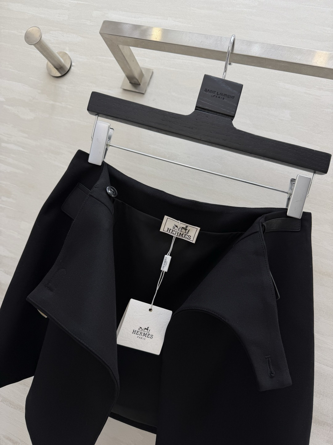 #Herme♡²⁶黑色A字半裙 直接把显瘦焊在身上✨ 利落围裹式剪裁 腰带设计秒提腰线 拉长比例皮质口袋