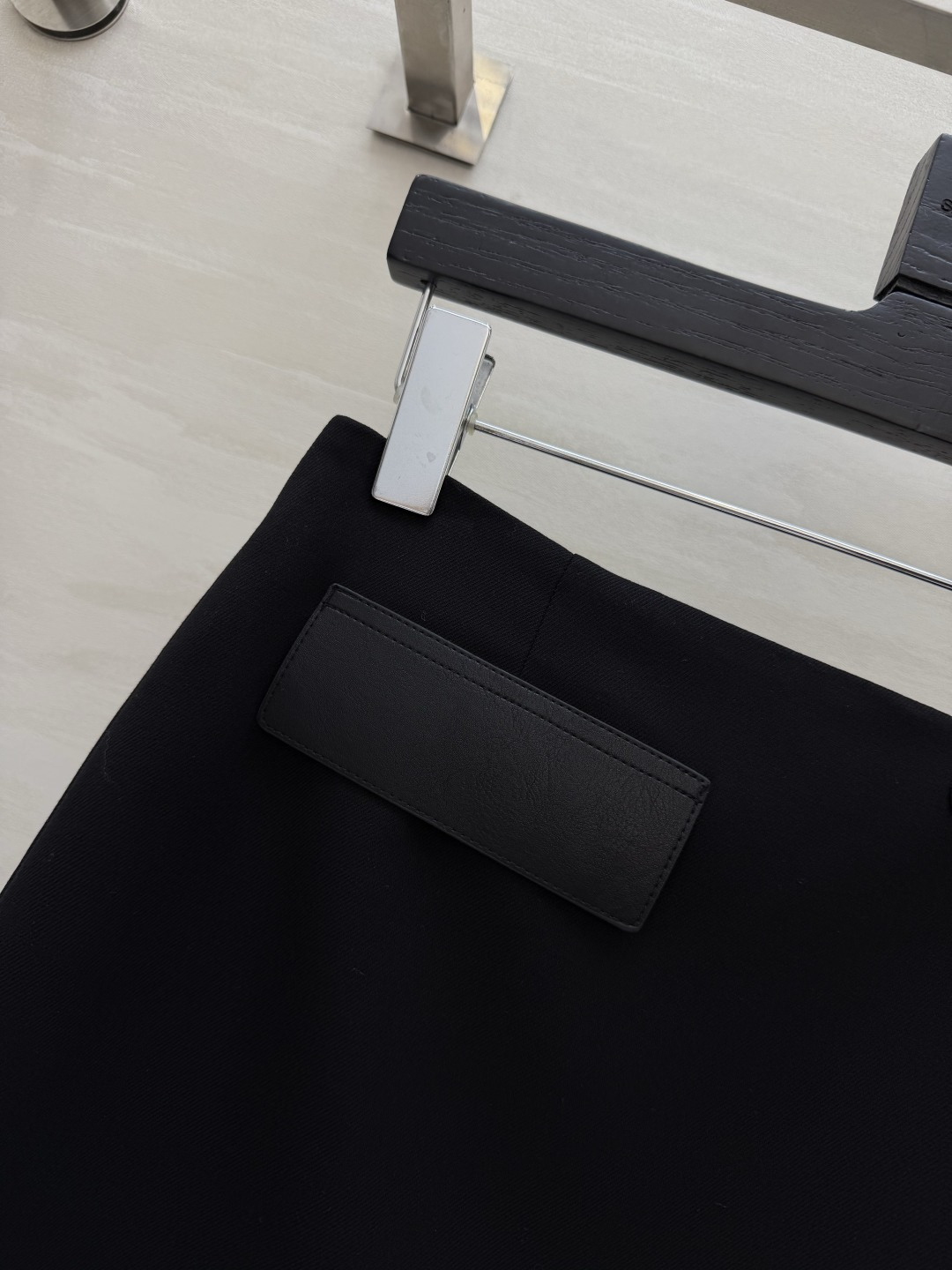 #Herme♡²⁶黑色A字半裙 直接把显瘦焊在身上✨ 利落围裹式剪裁 腰带设计秒提腰线 拉长比例皮质口袋