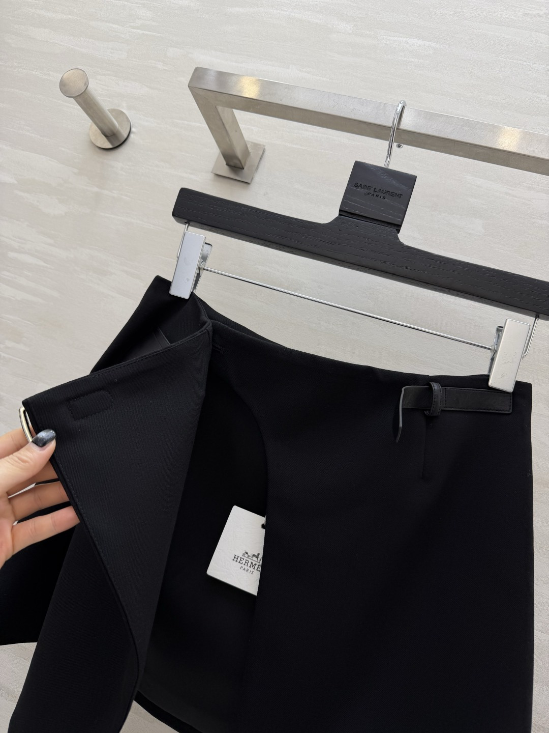 #Herme♡²⁶黑色A字半裙 直接把显瘦焊在身上✨ 利落围裹式剪裁 腰带设计秒提腰线 拉长比例皮质口袋