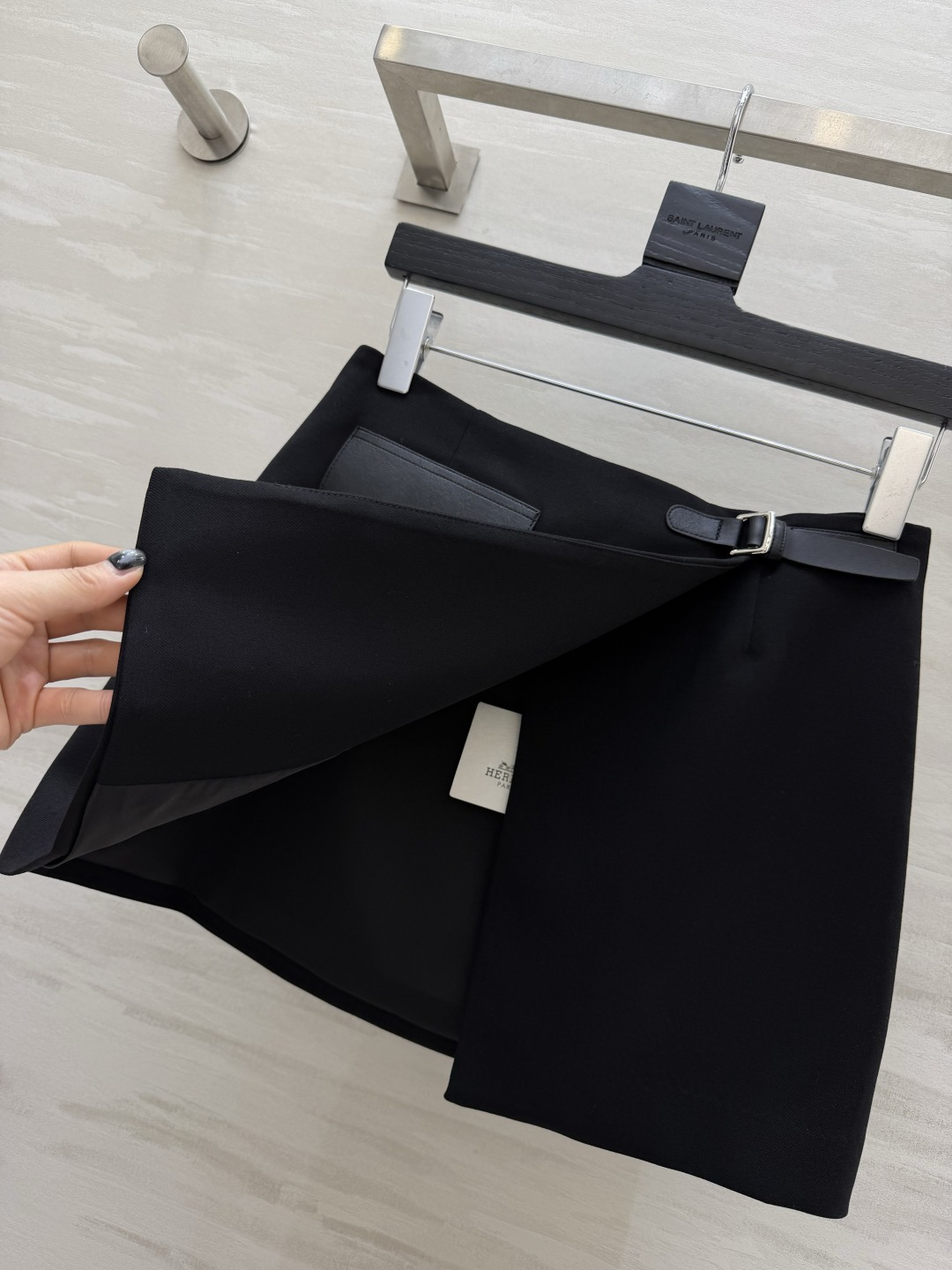#Herme♡²⁶黑色A字半裙 直接把显瘦焊在身上✨ 利落围裹式剪裁 腰带设计秒提腰线 拉长比例皮质口袋