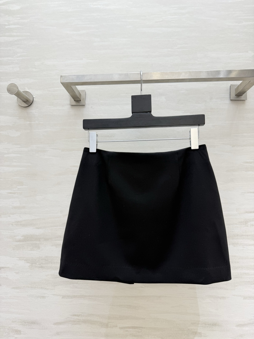 #Herme♡²⁶黑色A字半裙 直接把显瘦焊在身上✨ 利落围裹式剪裁 腰带设计秒提腰线 拉长比例皮质口袋