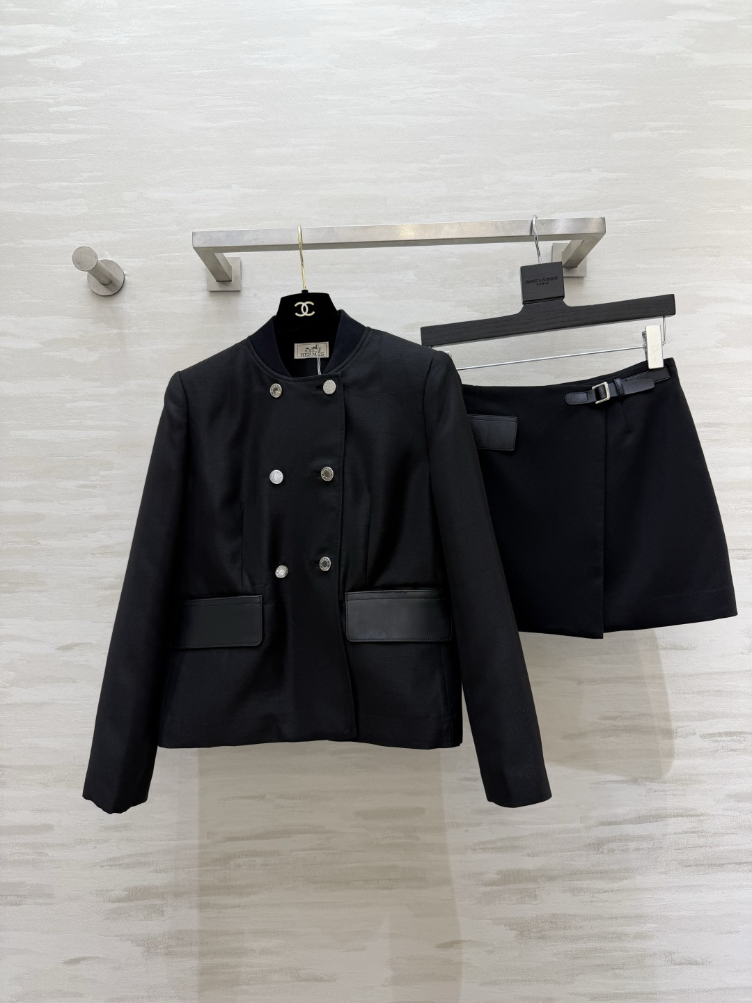 #Herme♡²⁶黑色A字半裙 直接把显瘦焊在身上✨ 利落围裹式剪裁 腰带设计秒提腰线 拉长比例皮质口袋