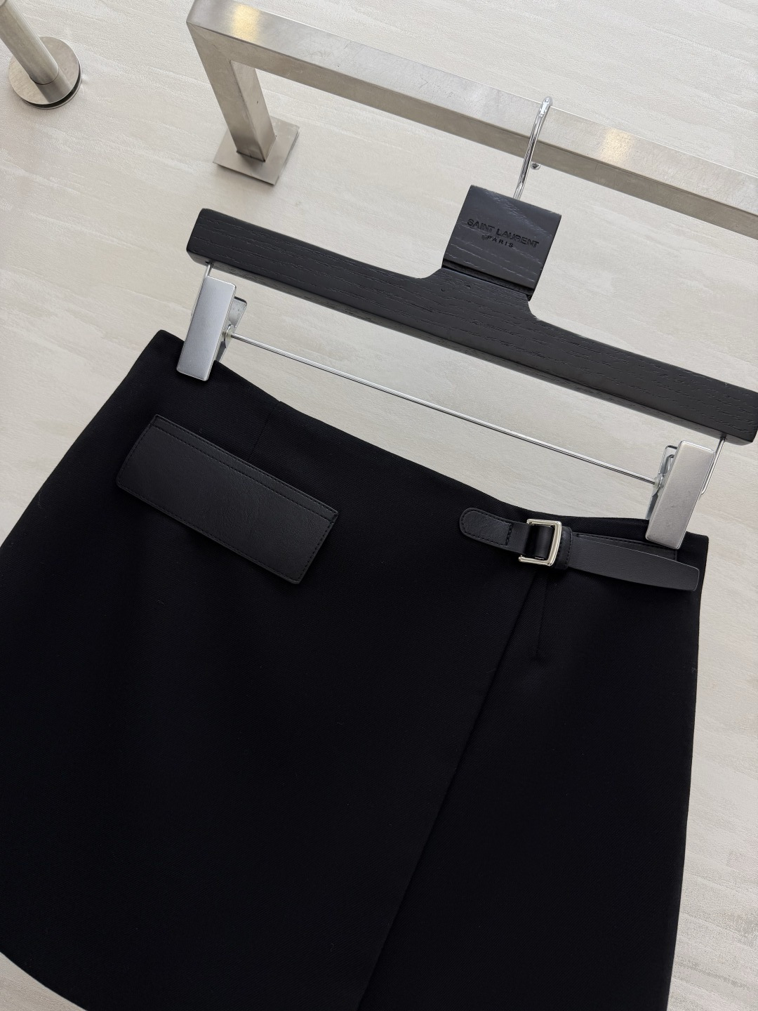 #Herme♡²⁶黑色A字半裙 直接把显瘦焊在身上✨ 利落围裹式剪裁 腰带设计秒提腰线 拉长比例皮质口袋