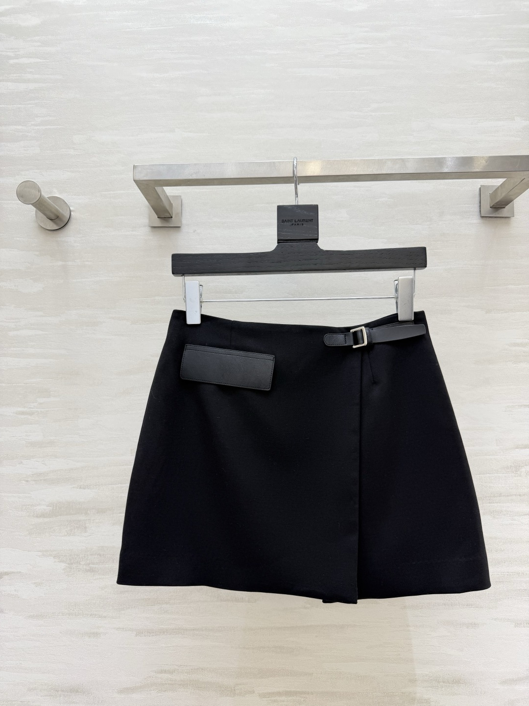 #Herme♡²⁶黑色A字半裙 直接把显瘦焊在身上✨ 利落围裹式剪裁 腰带设计秒提腰线 拉长比例皮质口袋